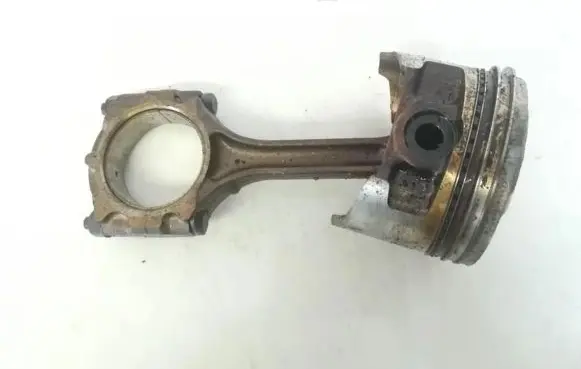 Mitsubishi Carisma Piston with connecting rod