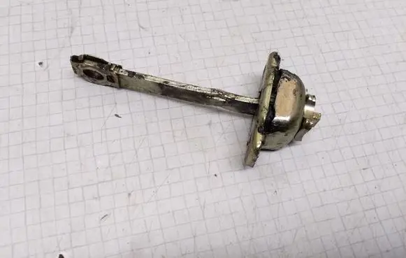Volkswagen PASSAT B3 Front door check strap stopper