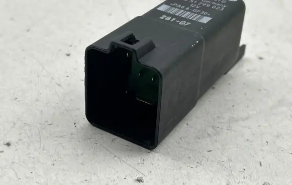 Volkswagen Golf V Glow plug pre-heat relay 038907281D 26107 51299023