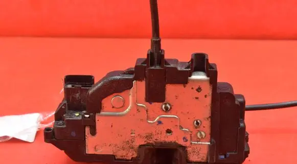 Renault Megane III Front door lock 825020003R