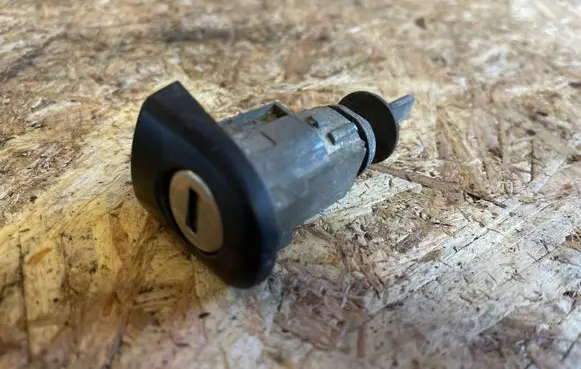 Volkswagen Golf IV Front door lock (next to the handle) 