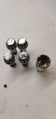 Volkswagen PASSAT B6 Anti-theft wheel nuts and lock 