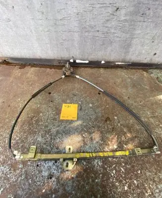 Volkswagen Polo II 86C 2F Front door manual window regulator 