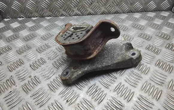 Volkswagen Transporter - Caravelle T5 Engine mount bracket