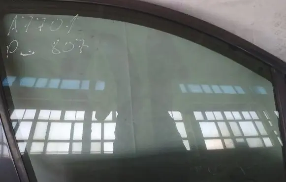 Peugeot 807 Front door window glass four-door