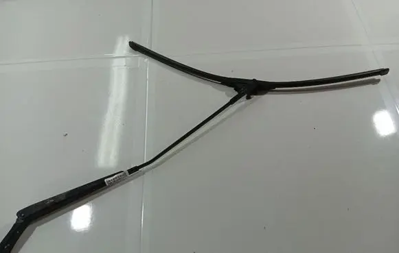 Peugeot 407 Front wiper blade arm 