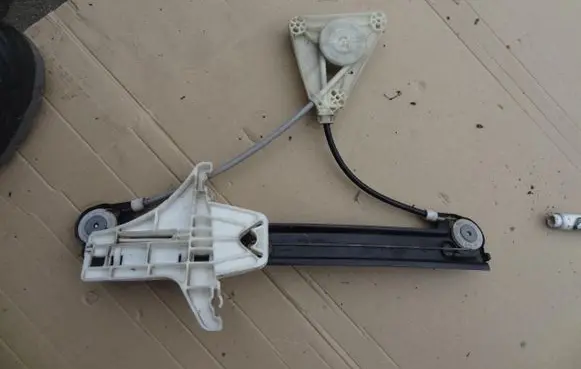 Volkswagen Polo V 6R Front door window regulator with motor 