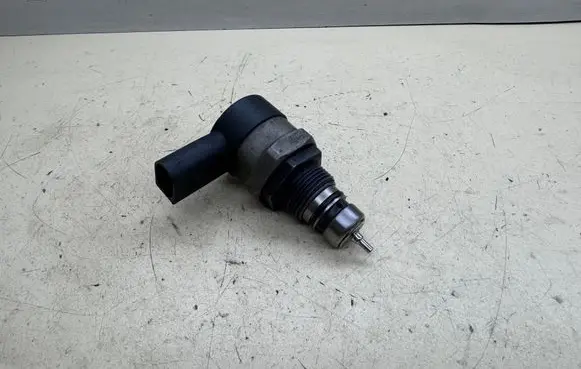 Audi A6 S6 C6 4F Fuel pressure regulator 057130764F 0281002854
