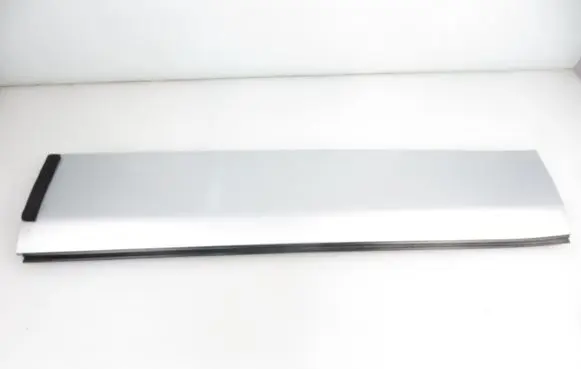 Chevrolet Equinox Front door trim (molding) 5480831