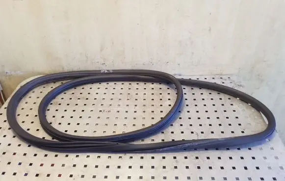 Volkswagen Touareg II Front door rubber seal 7P0867365B
