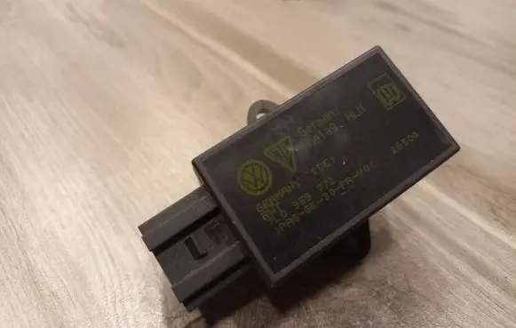 Volkswagen Touran I Seat heating relay 7L0959772
