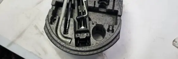 Volkswagen Golf V Tool set 