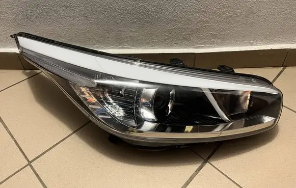 KIA Ceed Headlight/headlamp 92102-A2010