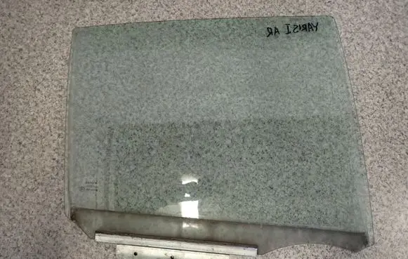 Toyota Yaris Sliding door window/glass 