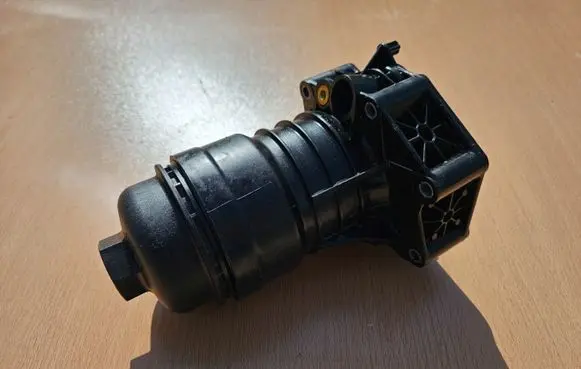 Audi Q8 Oil filter mounting bracket 