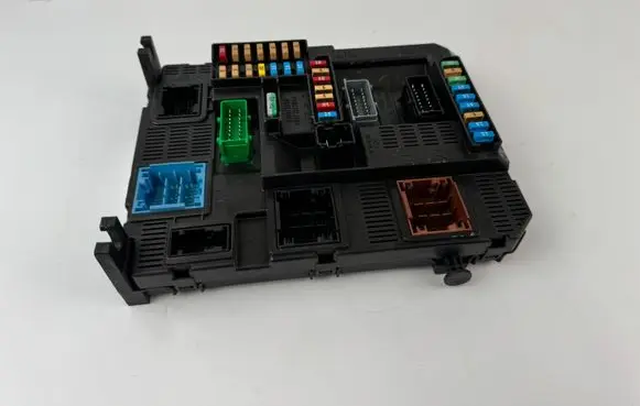 Peugeot 208 I Fuse module 9819850080 E1172508 22661F0