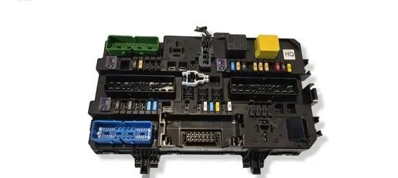 Opel Astra H Fuse module 13220831