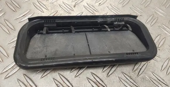 Quarter panel pressure vent