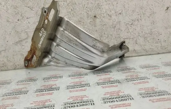 Volkswagen Touran I Front splash guards bracket 1T0821136B