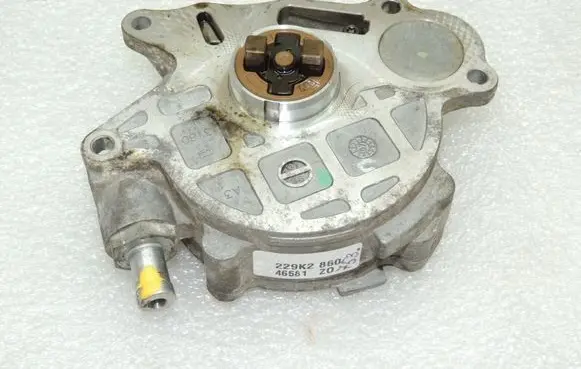 Volkswagen Tiguan Vacuum pump 03L145100F