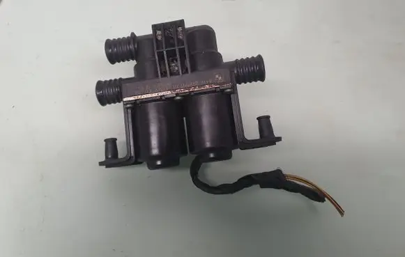 BMW 5 E60 E61 Coolant heater control valve 6927915 64126927915