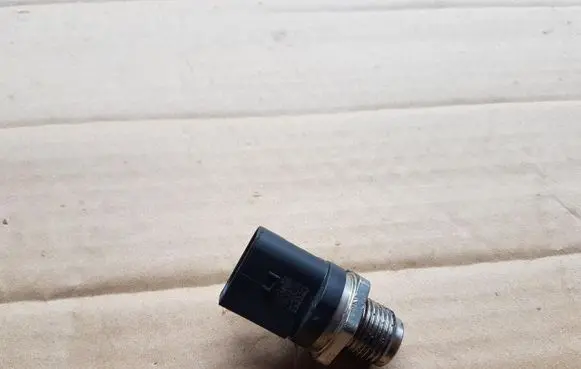 BMW 3 E90 E91 Fuel pressure sensor 281002988