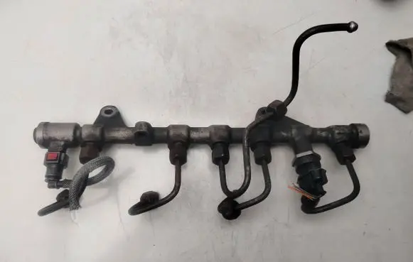 Opel Vivaro Fuel main line pipe 8200600206
