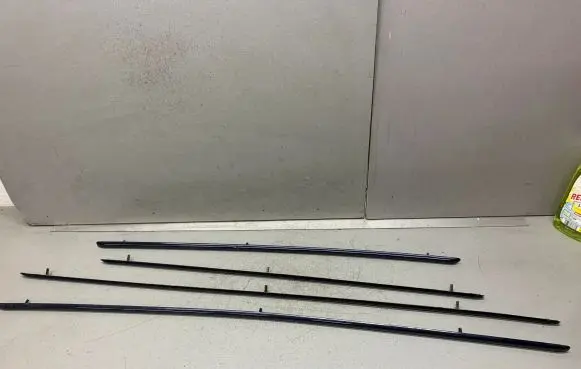 Cadillac CTS Front door trim (molding) 25664513