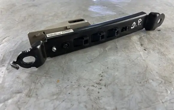 Jeep Grand Cherokee (WK) Seat belt height adjuster 0xe25bd1ad