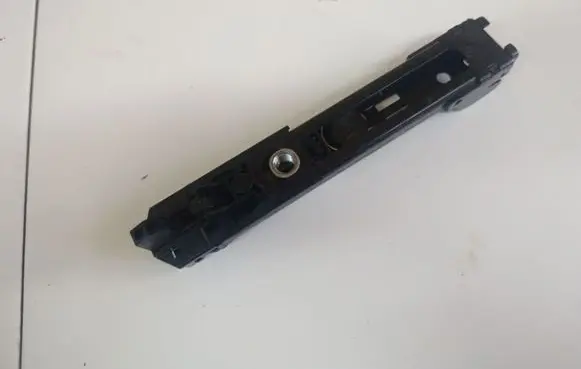 Volkswagen PASSAT B6 Seat belt adjustment rail 00009515