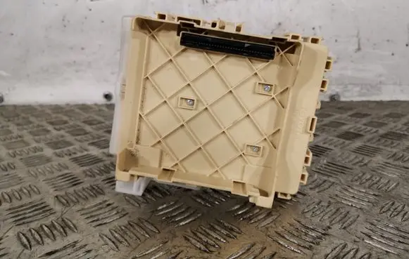 Toyota RAV 4 (XA40) Fuse module 63583373 8273042770A