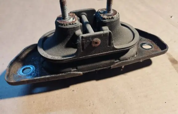 Engine mount bracket