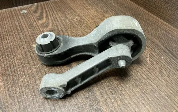 Opel Vivaro Engine mounting bracket 93863673 112535106R