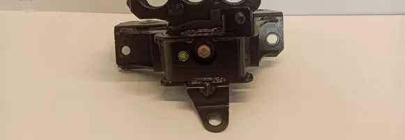 Engine mount vacuum valve