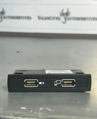 Mercedes-Benz B W246 W242 USB socket connector A1728202100 170526 00665901
