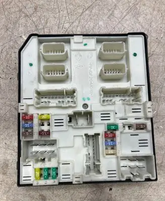 Renault Megane III Fuse module 284B62069R 2017581729 522222F05