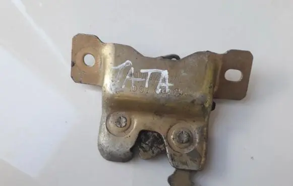 Volkswagen Jetta III Tailgate/trunk/boot lock/catch/latch 321827505c