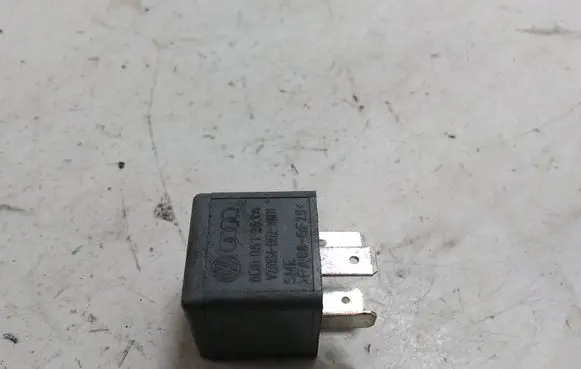 Audi A6 S6 C5 4B Other relay 8D0951253A