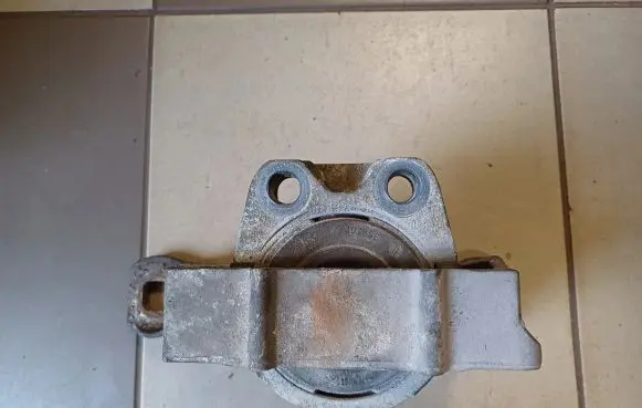 Ford Focus C-MAX Engine mount bracket