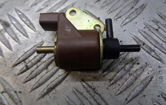 Opel Omega B2 Vacuum valve 