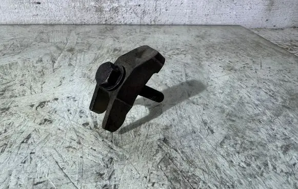 Volkswagen PASSAT B5 Fuel Injector clamp holder 