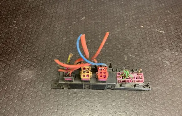 Volkswagen Golf IV Relay mounting block 4A0937529