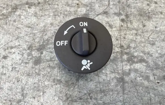 Passenger airbag on/off switch