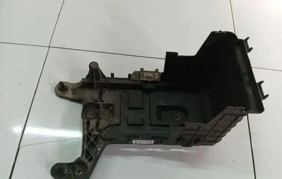 Volkswagen Golf V Battery box tray 1K0915333C