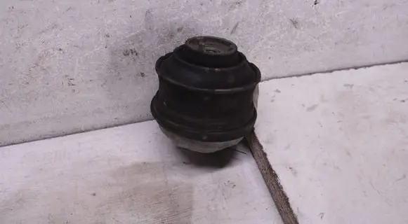 Mercedes-Benz E W211 Engine mount bracket