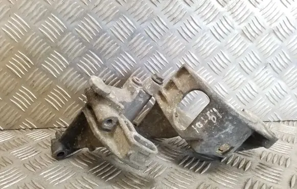 Volkswagen PASSAT B4 Power steering pump mounting bracket 028145523E