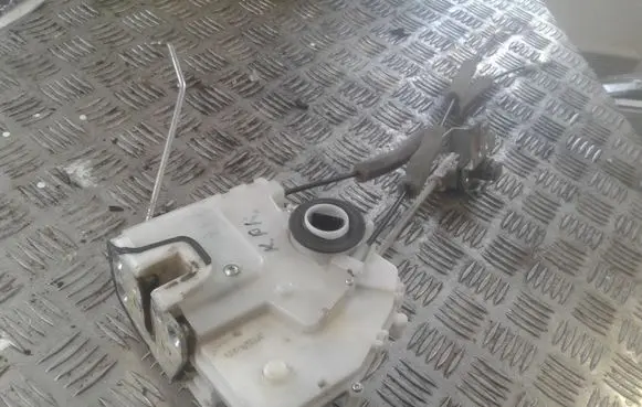 Honda FR-V Front door lock