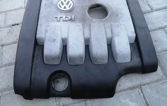 Volkswagen PASSAT B6 Engine cover (trim) 03G103925BP