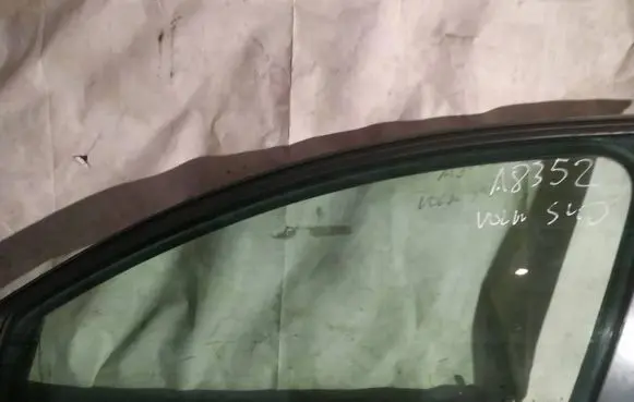 Volvo S40 Front door window glass four-door