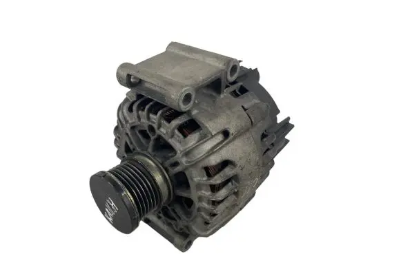 Mercedes-Benz C W204 Generator/alternator A0009067902 213012677 2617417A